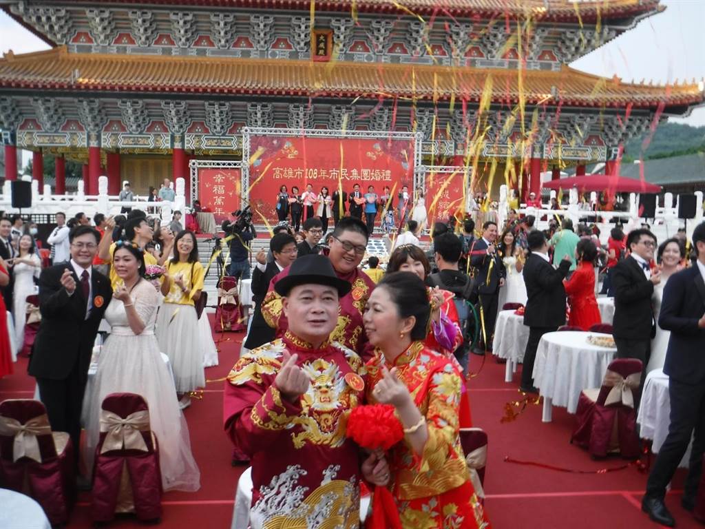 高雄市重要囍事集團婚禮活動，12日在左營孔廟登場。（林雅惠攝）
