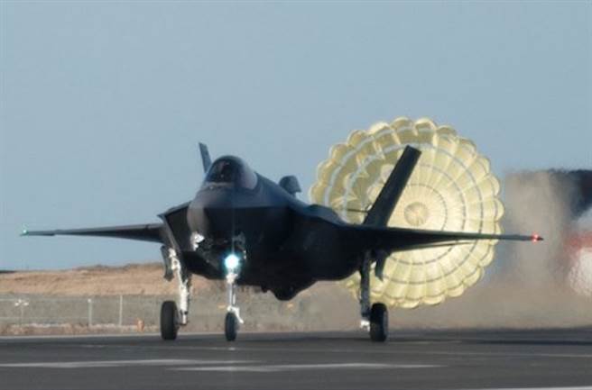 挪威皇家空军F-35战机为因应冬季冰滑的跑道，机后加装了阻力伞，好在降落时增加阻力，减缓滑行速度。（洛克希德马丁）