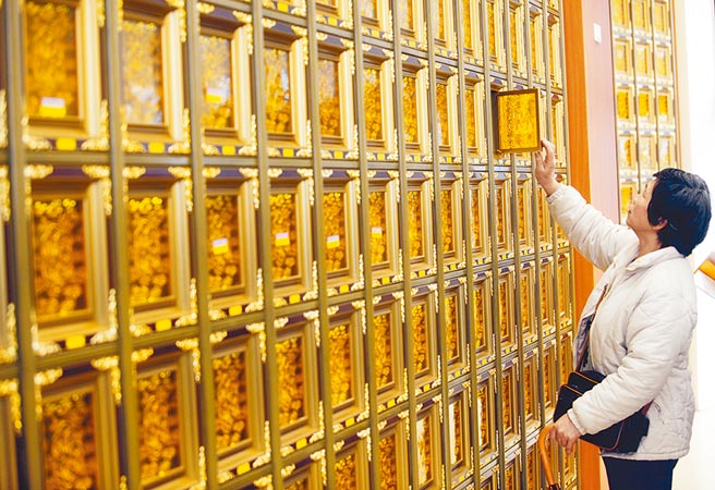 警方查获灵骨塔诈骗案，逮捕王嫌等10名犯嫌。（警方提供／陈鸿伟台北传真）