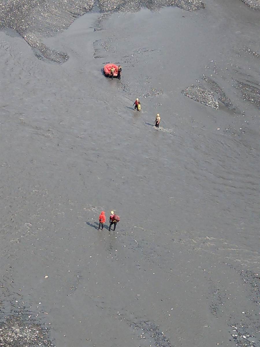 吳姓女山友在丹大溪遭洪流沖走，消防人員救援成功。（南投縣消防局提供／廖志晃南投傳真）