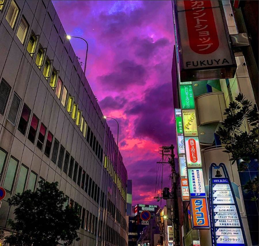 哈吉貝登陸日本前，各地出現詭異的紫色天空，嚇得民眾直說魔界降臨。(圖／翻攝自twitter@ara_to1)