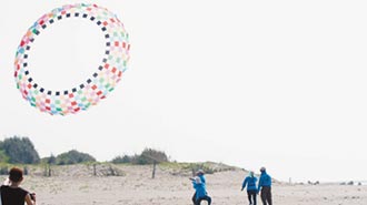 大安風箏衝浪 國際玩家顯身手