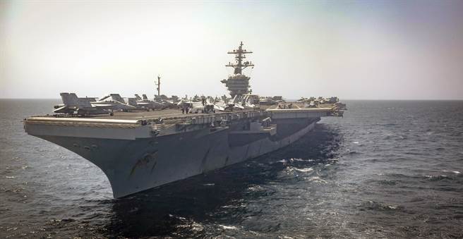 美國「林肯」號航母9月22日穿越阿拉伯海的畫面。（美國海軍）