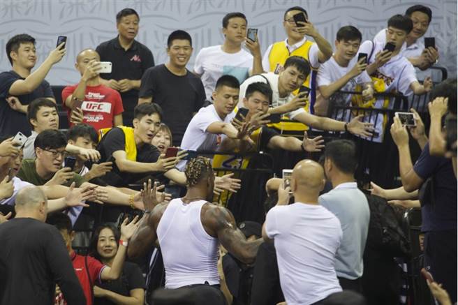 即使受推文风波影响，12日登场NBA深圳季前赛仍挤满球迷入场；当湖人队「魔兽」霍华德进场时，更吸引不少粉丝抢拍照。（美联社）