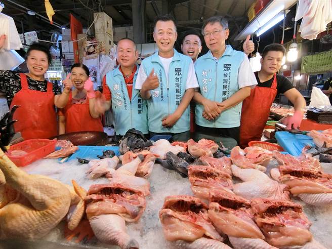 台北市長柯文哲（右二起）13日到第一點利黃昏市場，為台中市第五選區立委參選人謝文卿拉票。（盧金足攝）