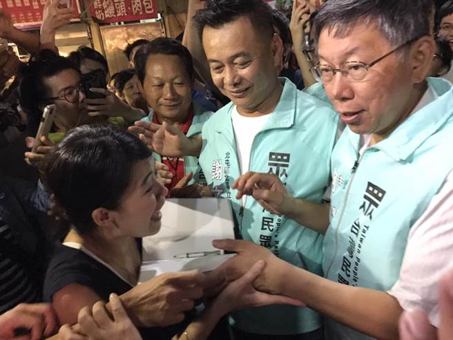 台北市長柯文哲13日到台中市的黃昏市場，柯粉爭相請他簽書與合照。（盧金足攝）