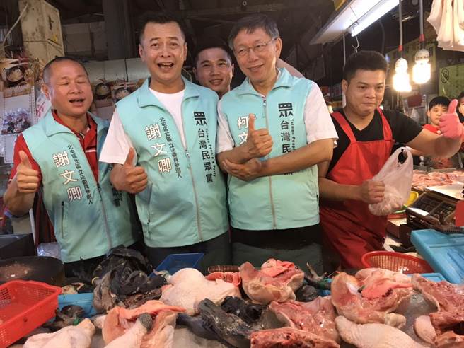 台北市長柯文哲（右二）13日到台中市展開旋風行程，下午到黃昏市場拉票時，與攤商一起比讚（盧金足攝）