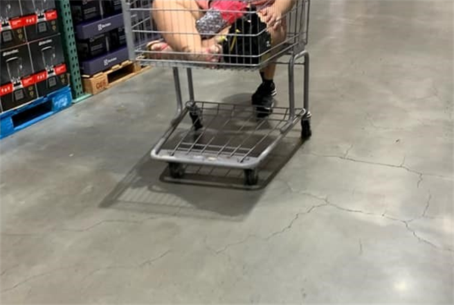 好市多又见台女这样搞推车！网一看暴动了。（图/摘自爆废公社）