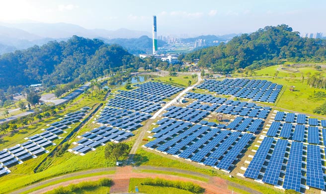 官方綠電憑證交易平台預計明年元月開張，台電將率先響應，把自家的7億度綠電丟到平台販售。圖為「台北能源之丘」，為北市綠能發電寫下新頁。（台北市環保局提供）