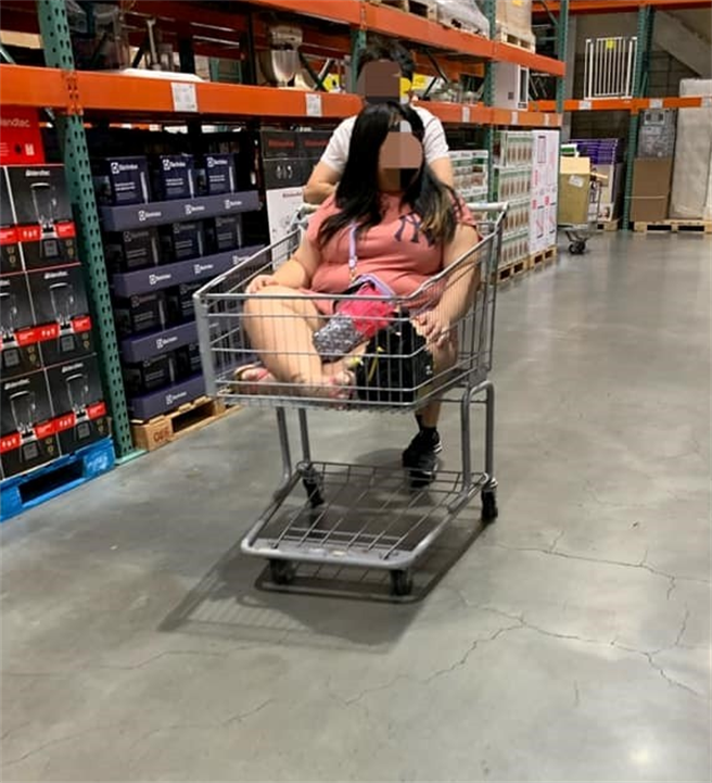 推车里装的不是商品，而是看起来算重量级的女伴。（图/摘自爆废公社）