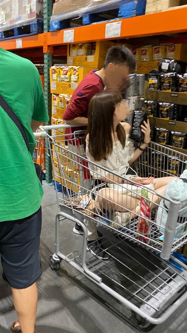 日前有人目击有一名长髮正妹盘坐在推车里，于是原PO愤怒上网发文，当时就引起热议。（图/摘自爆废公社）