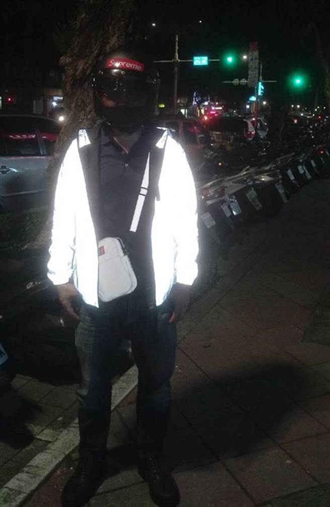 男网友穿上长辈送的夜车反光外套。（图／翻摄自脸书「爆废公社」）