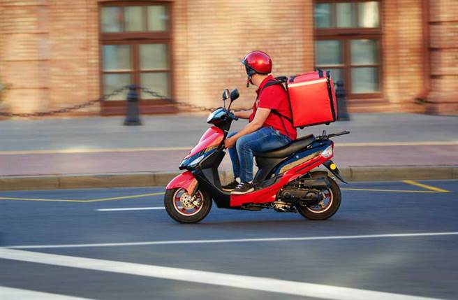 Lalamove外送员昨晚撞死一名未走斑马线的74岁老翁。(示意图／达志影像/shutterstock提供)