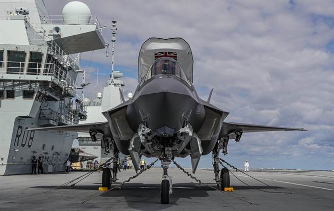 英国海军的F-35B垂直起降战机首次在英女王号航母进行起降作业，往2020年派赴南海巡弋更推进一步。（图／英国防部）