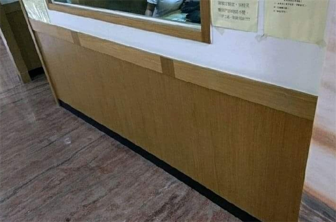 看医生等好久！见正妹「巨乳压桌」秒懂原因。（图/摘自加藤军路边随手拍 FB）