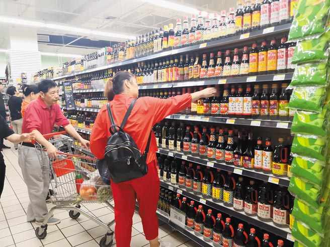 重慶永輝超市內，消費者在挑選美味鮮產品。（孫俊軍攝）