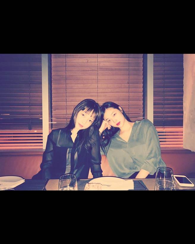 具荷拉PO出与雪莉合影，悲痛好友离世。(取自具荷拉IG)