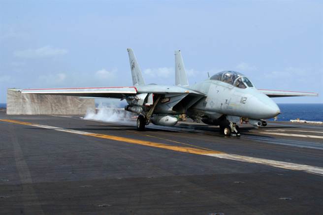 美军F-14是非常经典的海军重型舰载机，它的主要担长程打击与空优任务，服役后期更加上了超视距打击的功能。（图／美国海军）