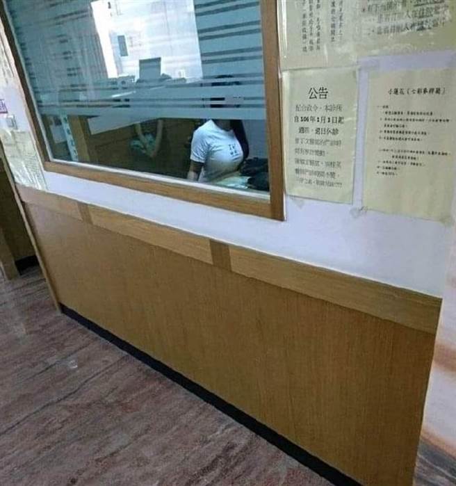 一名男网友发文抱怨说，「看个医生实在是等很久」，照片透露出让他等很久的原因。（图/摘自加藤军路边随手拍 FB）