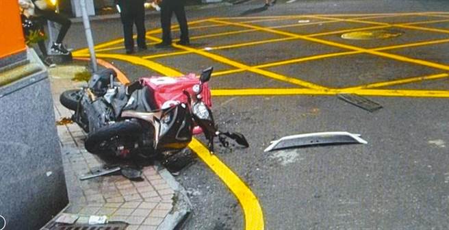 马姓美食外送员10日深夜送餐时遭小货车撞上，弹飞到一旁大楼梁柱，车体零件散落一地。（翻摄照片／蔡依珍桃园传真）