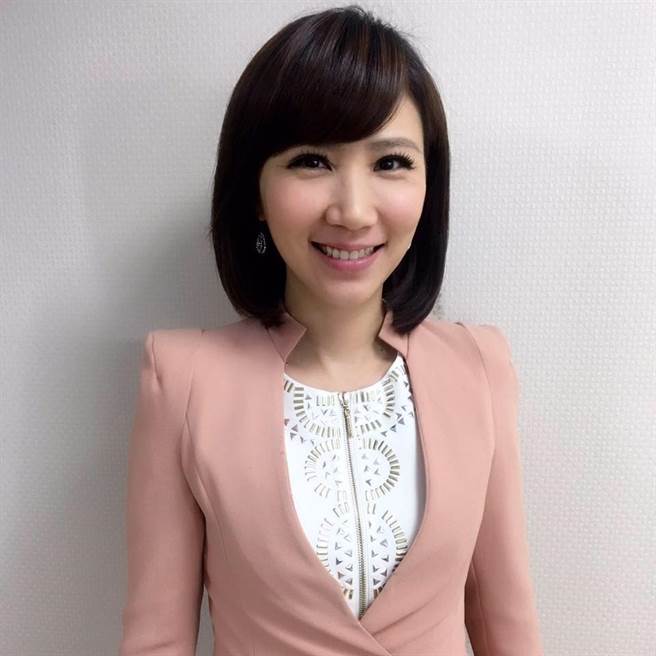女主播黄文华。(摘自黄文华脸书)