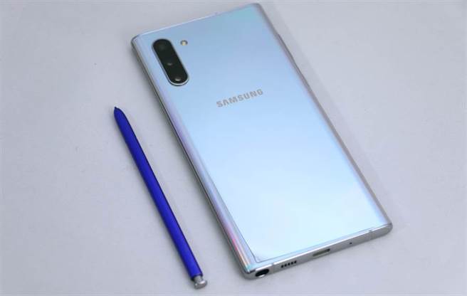 三星Galaxy Note 10星环银与蓝色的S Pen。（黄慧雯摄）