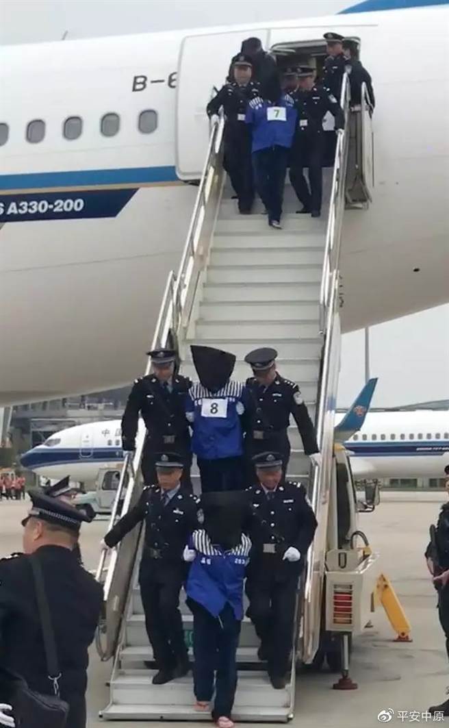 大陆公安部与河南公安机关从寮国押解回136名电信网路诈骗嫌犯。（取自新浪微博＠平安中原）