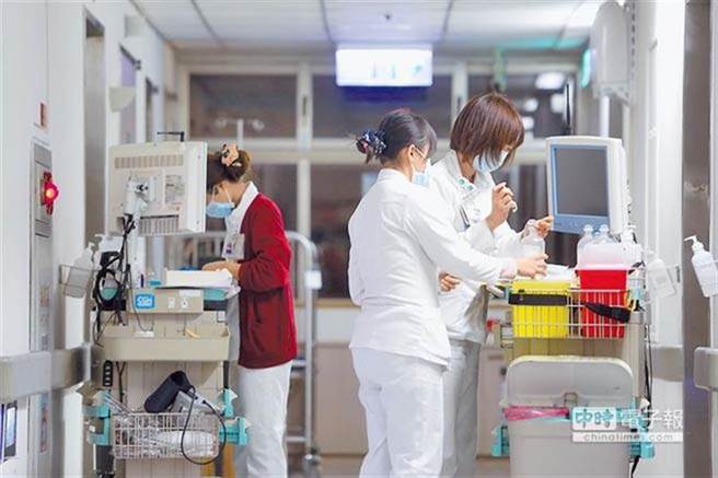 叫病人「脱裤走」？医护不再菜台语。医护人员示意图，非当事人。（中时资料照）