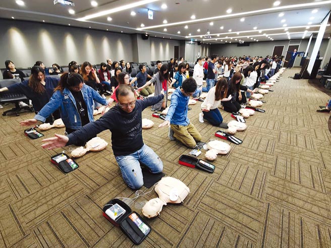 全球人寿举办职场CPR+AED训练课程，採一人一机实地演练，同仁参与率将近8成，也提升同仁自我健康管理及职场急救技能。图／全球人寿提供