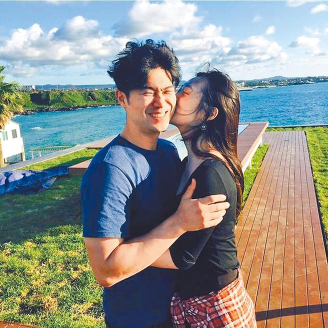 雪莉（右）与崔子热恋后频放闪，一改以往清纯形象。（摘自崔子IG）