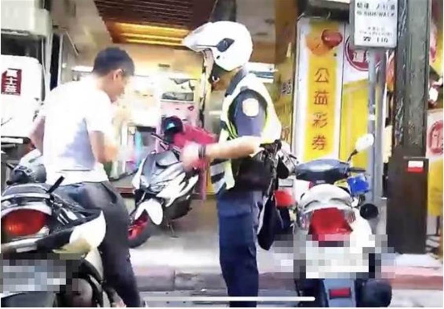 林姓外送員逆向騎車又擦撞路人。（民眾提供／陳鴻偉台北傳真）