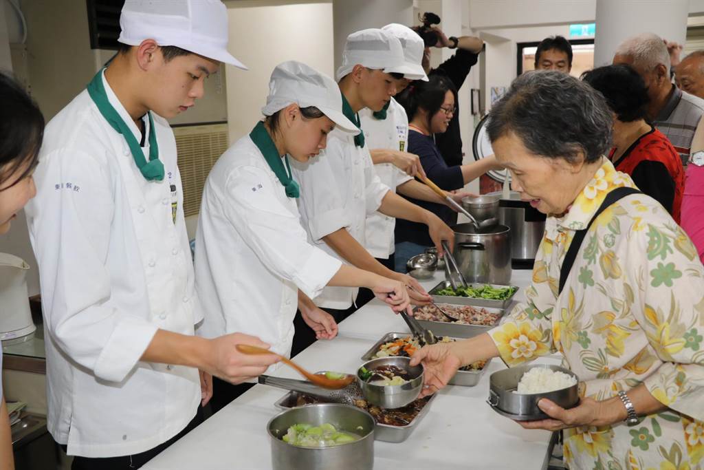 三重東海高中利用果菜公司的NG醜蔬果烹調出一道美味料理。（新北市社會局提供／戴上容新北傳真）