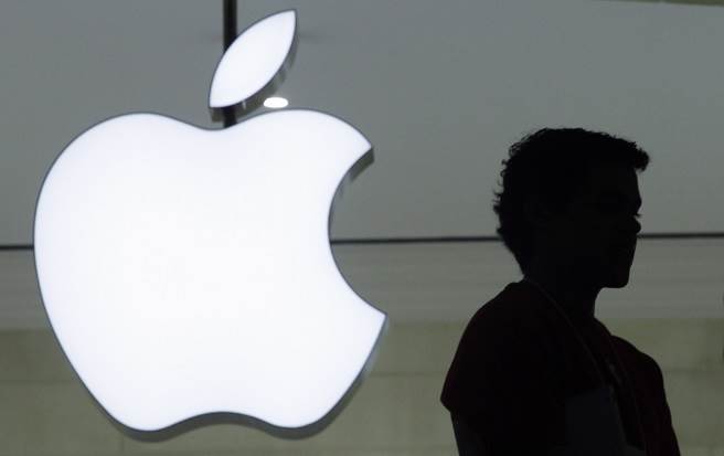 分析師認為，蘋果明年上半年手機銷售就會面臨下滑。(美聯社資料照)