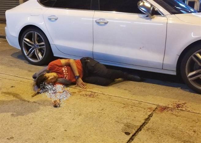 香港民间人权阵线召集人岑子杰16日晚间在九龙旺角遭遇多名不明人士以铁鎚袭击后脑，凶手随即逃逸。岑受伤倒地全身是血，被送医急救后，目前情况稳定。（图／东网）