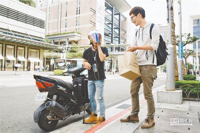 美食外送行业不断壮大，也造就越来越多人投入外送行业，却也衍发许多问题 (示意图／本报资料照、郭吉铨摄）