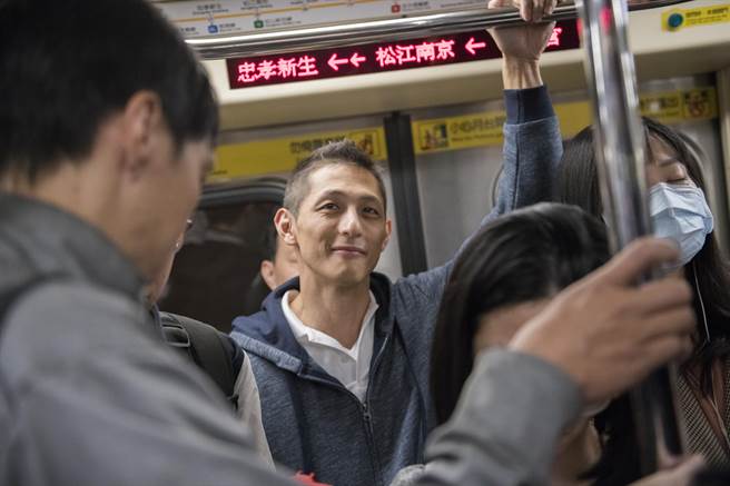 吴怡农搭捷运。（吴怡农竞选办公室提供／张颖齐台北传真）