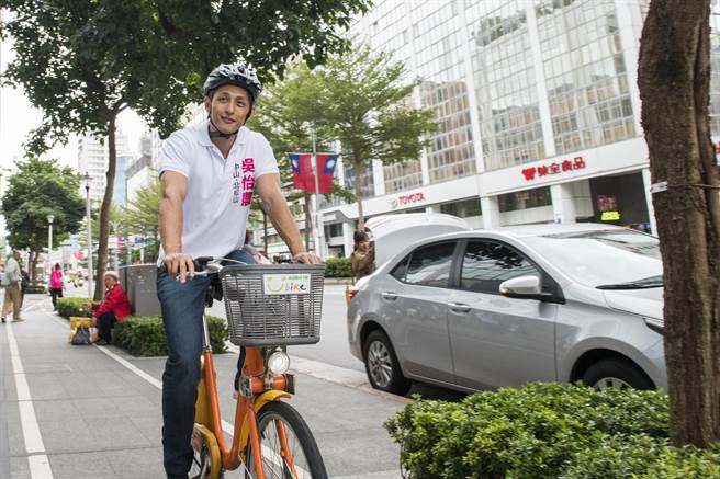 吴怡农骑YouBike。（吴怡农竞选办公室提供／张颖齐台北传真）