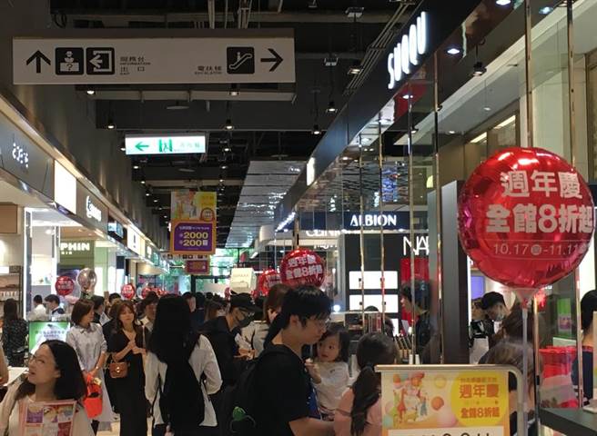 新光三越台北信義新天地4店周慶開打，美妝區人潮洶湧。（郭家崴攝）