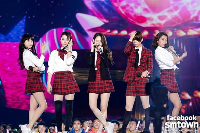 雪莉(左2)逝世，Krystal(右3)没发文哀悼衰被网友攻击。（图／翻摄自SMTOWN脸书）