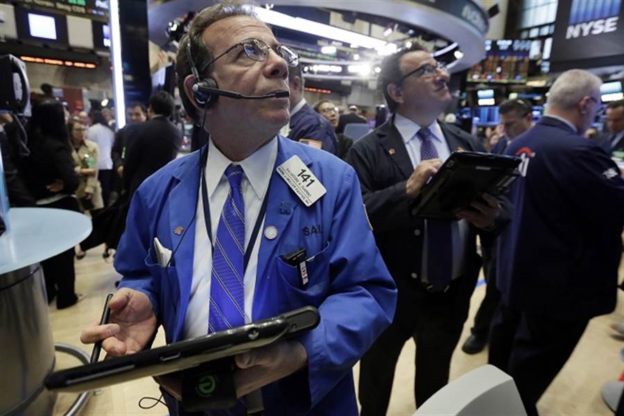 川普若再徵關稅，對沖基金大老警告，美股恐慘崩6700點。(美聯社資料照)