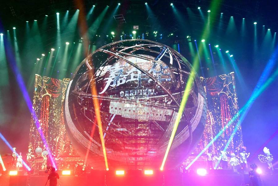 周杰倫「嘉年華」演唱會中「跨時空能量球」直徑寬達12米、由眾多「透明屏」所組成，體積最大為全球首創。（杰威爾音樂提供）