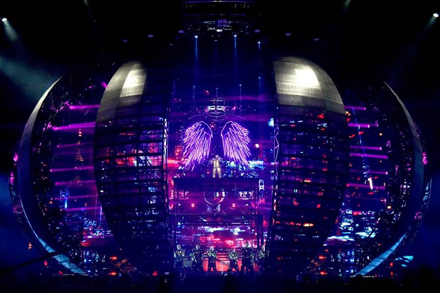 周杰倫「嘉年華」演唱會斥資兩億元，以2500片、最新科技「透明屏」打造超震撼舞台。（杰威爾音樂提供）
