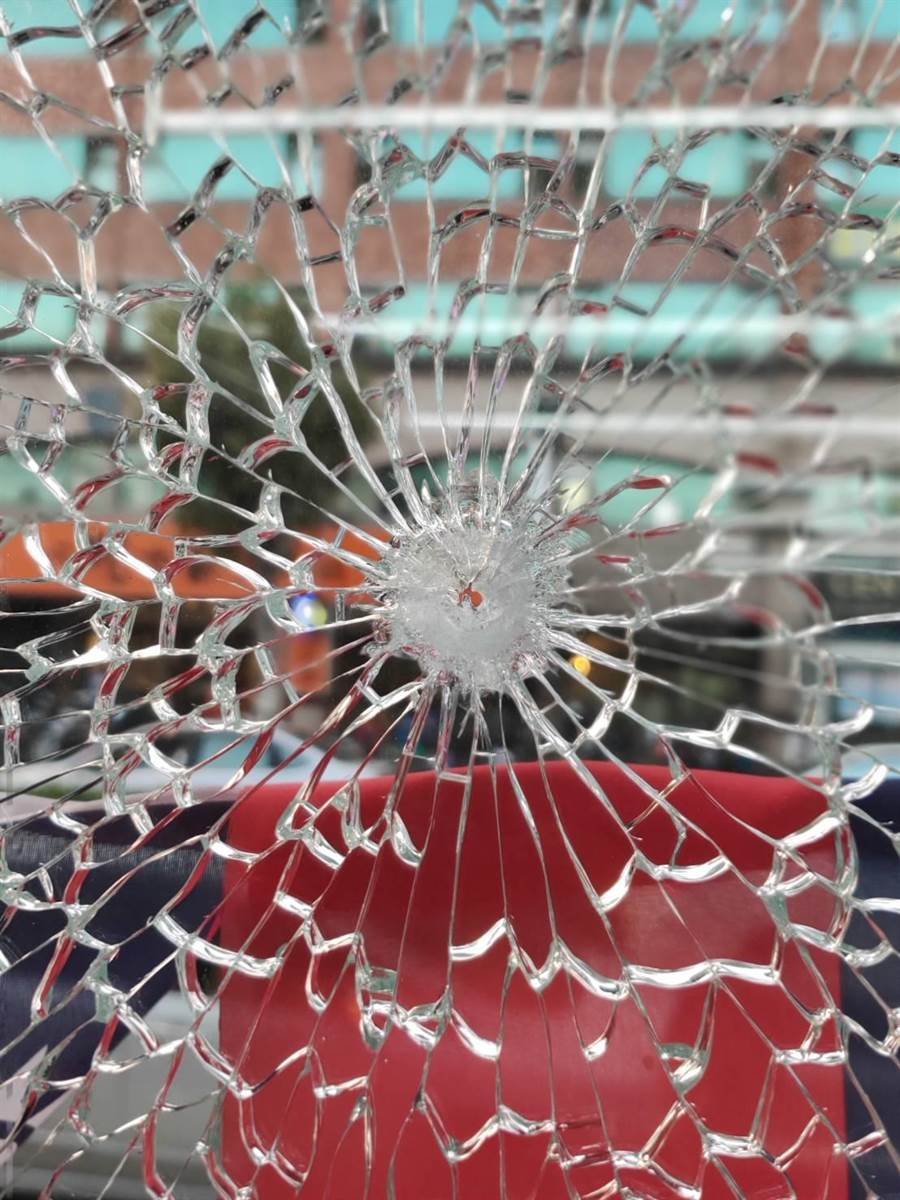 桃園市議員劉安祺服務處遭開槍警掌握對象追緝中。(劉安祺提供／呂筱蟬翻攝)