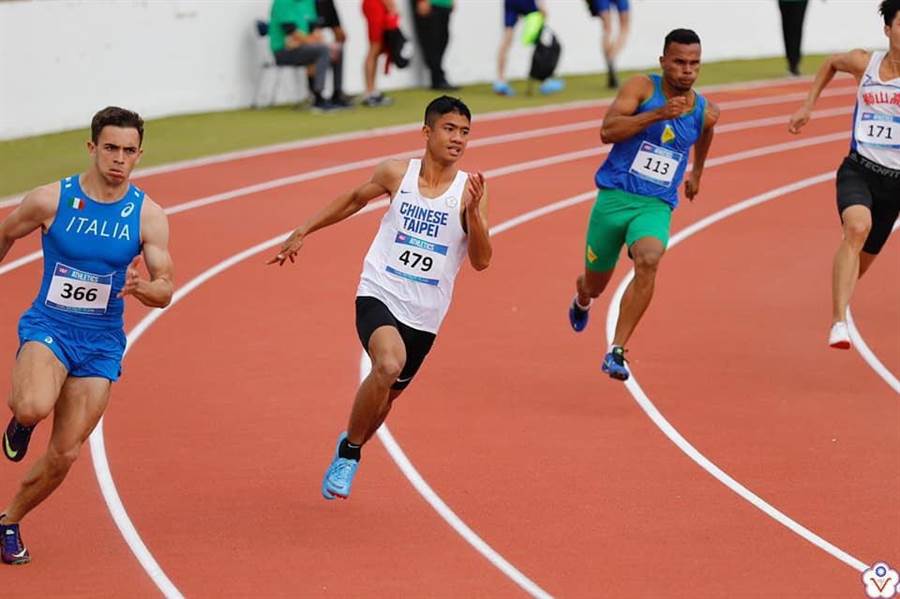 台中市體育選手王彥和（左二），勇奪2019年亞洲青少年田徑錦標賽200公尺第一名。（台中市運動局／盧金足台中傳真）