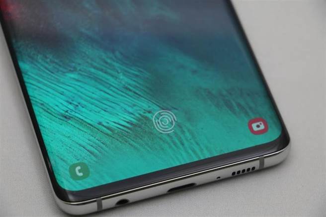 三星 Galaxy S10 以及 Galaxy S10+ 是首款採用超声波指纹辨识技术的手机。(黄慧雯摄)