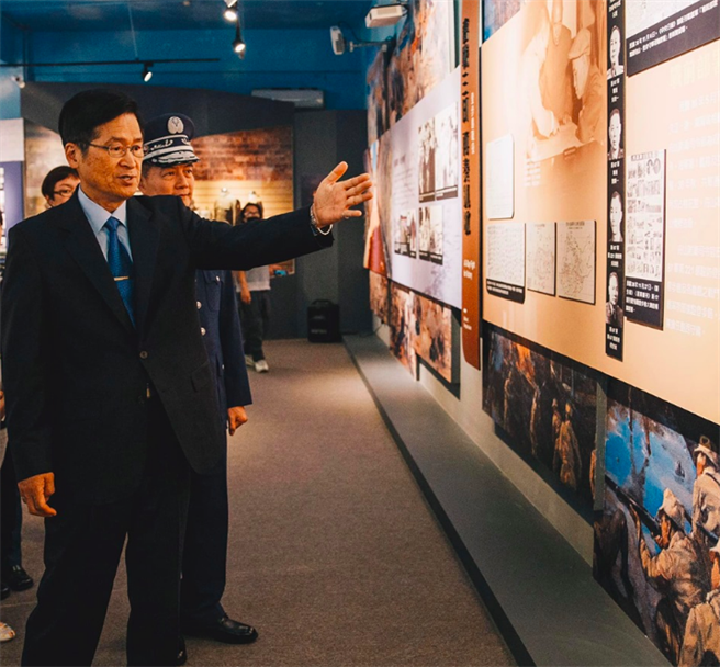古寧頭戰役70週年，國防部今起於國軍歷史文物館舉辦特展，圖為國防部長嚴德發。（國防部提供）