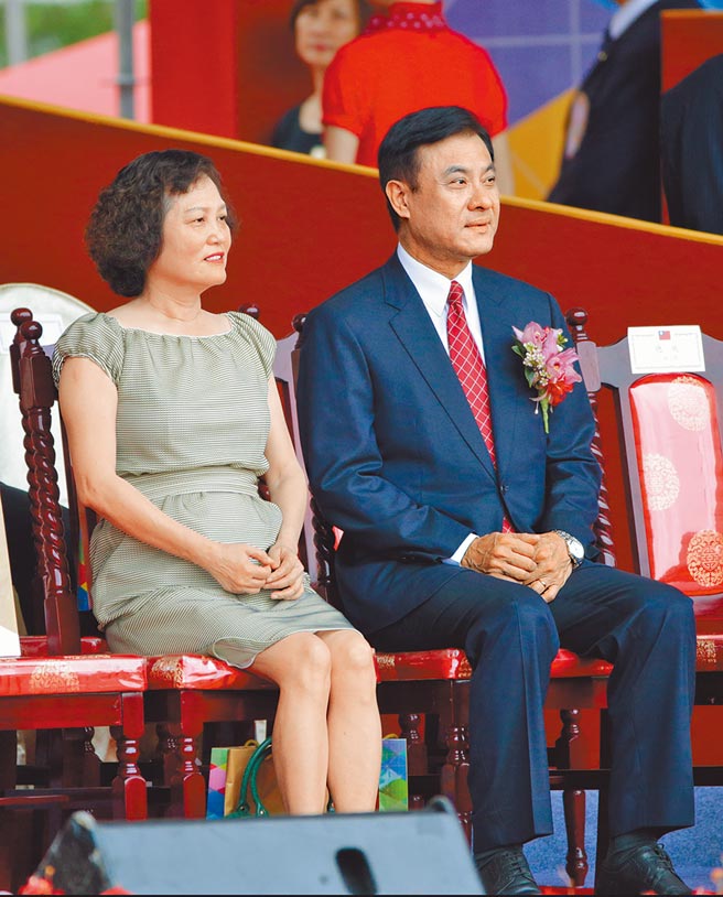 蘇嘉全妻洪恆珠（左）已計畫27日在屏東成立競總。（本報資料照片）