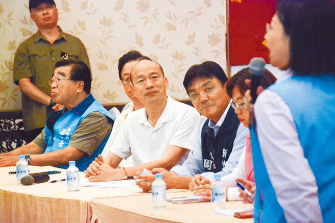 國民黨總統參選人韓國瑜17日在屏東潮州舉辦「高鐵、高捷南移座談會」，傾聽地方的真實意見。（林宏聰攝）