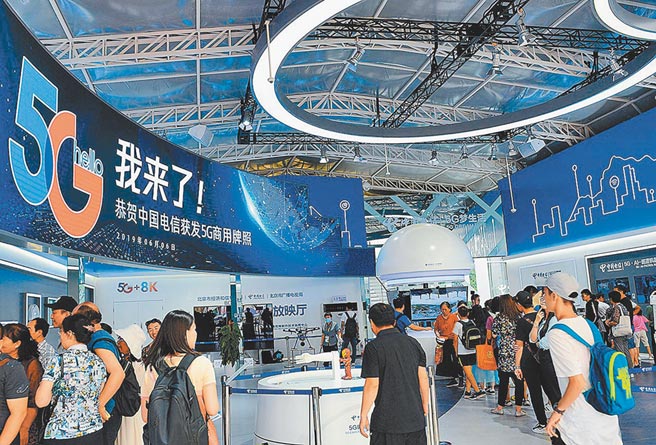 5G產業鏈商機可觀。圖為遊客在北京世園會的中國電信5G體驗區參觀。（中新社資料照片）