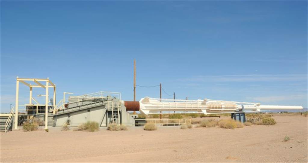 1966年在美國亞利桑那州的沙漠裡進行測試的超級巨砲，砲管長36公尺。（圖／美國陸軍）